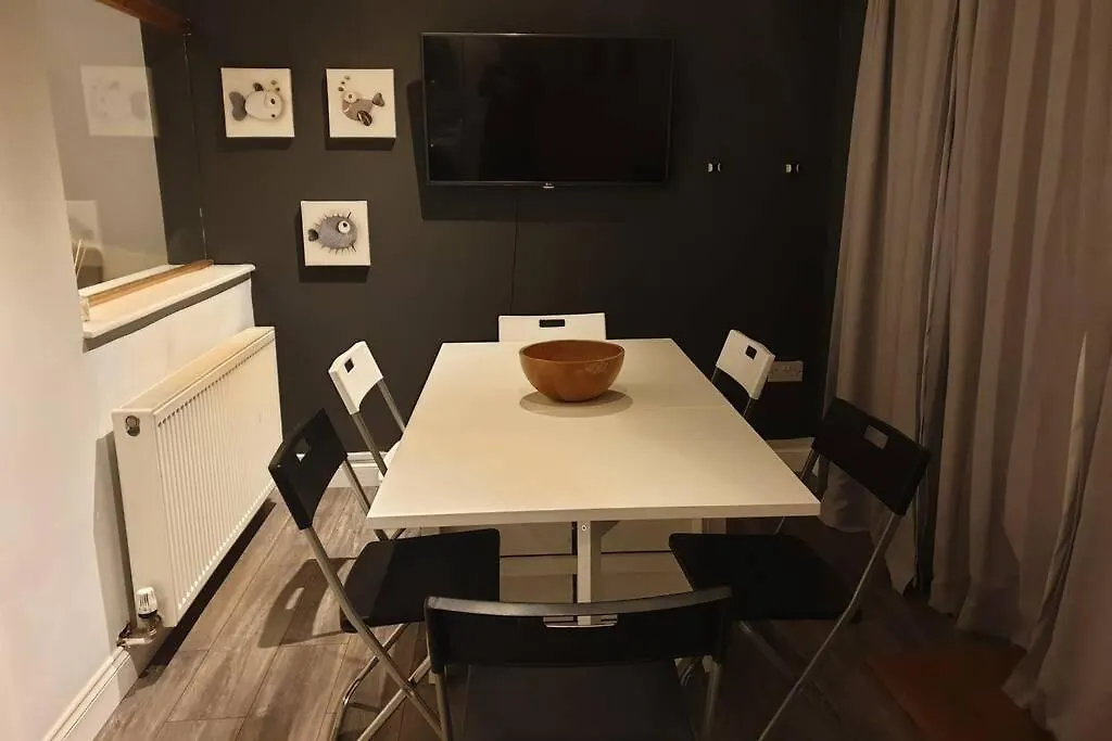 Spacious 2 Bed In Gated Community Up To 6 Guests Apartment London United Kingdom