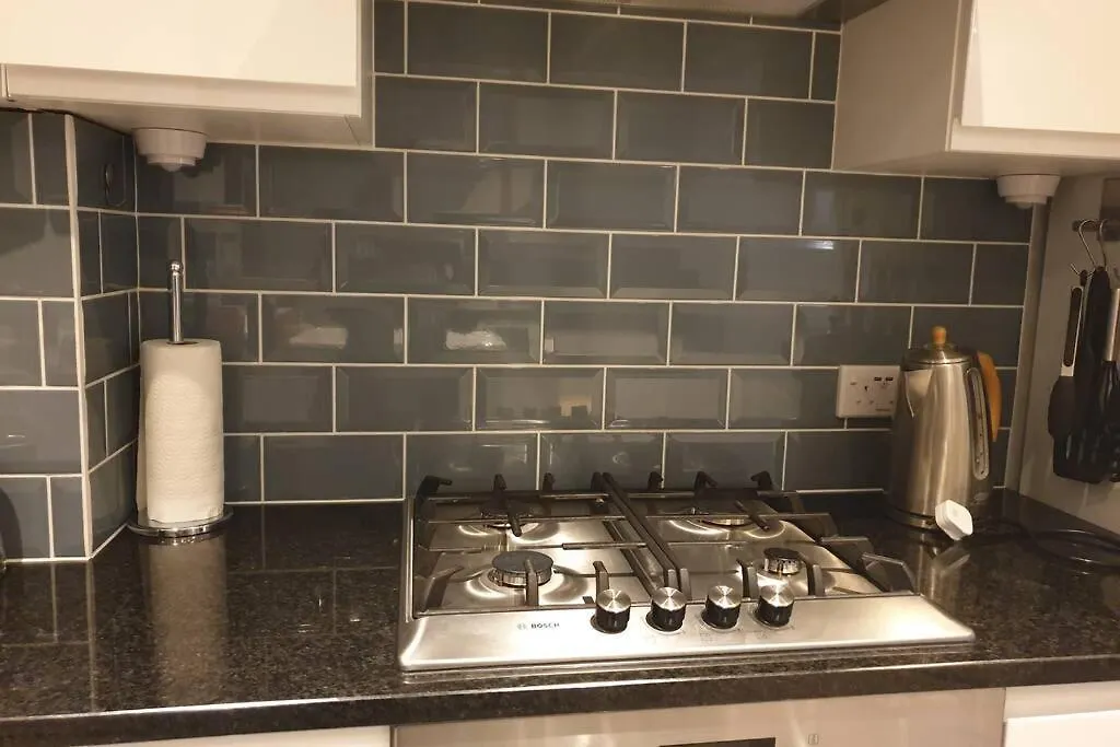 Spacious 2 Bed In Gated Community Up To 6 Guests Apartment London
