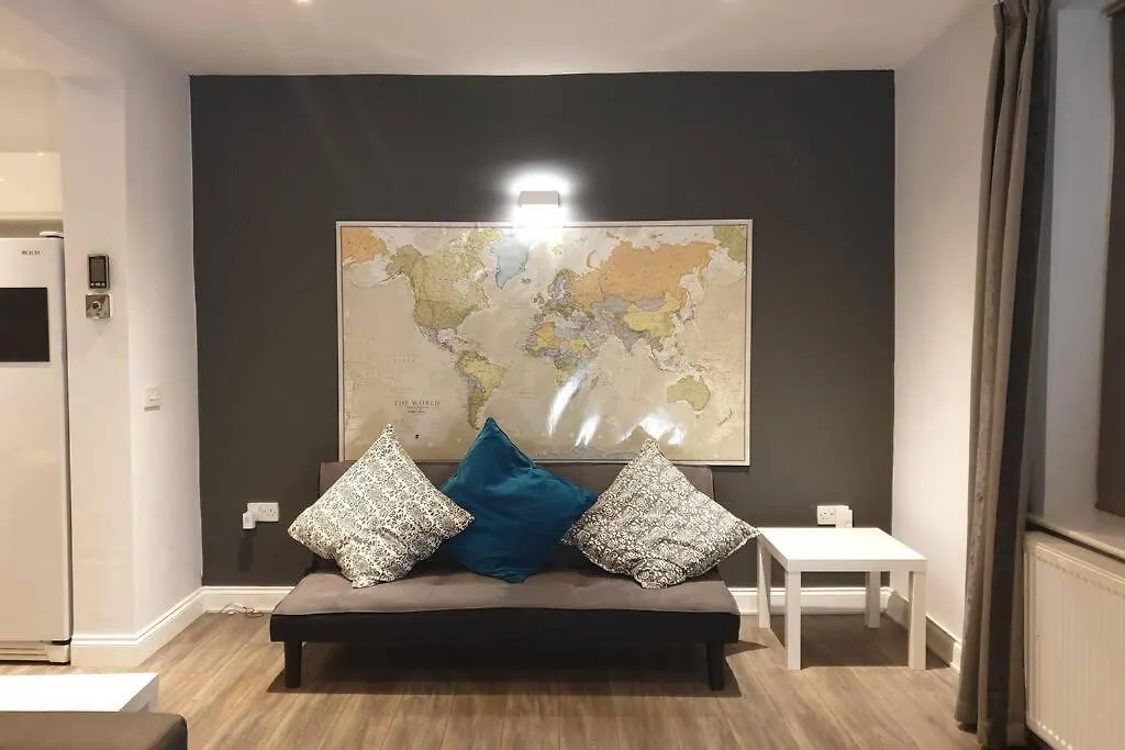 Spacious 2 Bed In Gated Community Up To 6 Guests Apartment London