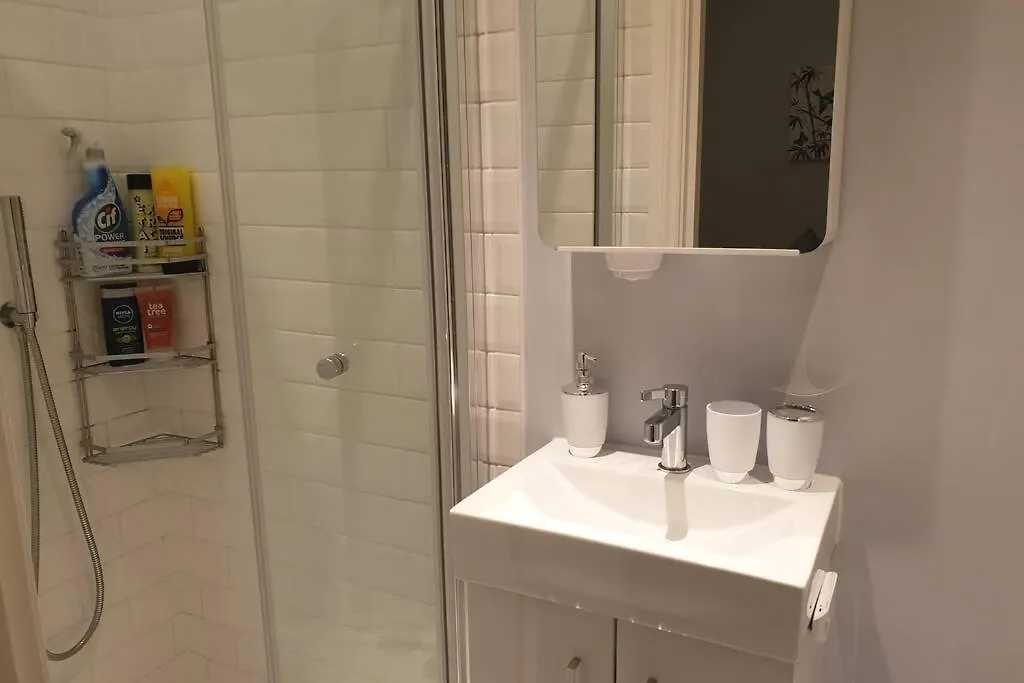 Spacious 2 Bed In Gated Community Up To 6 Guests Apartment London United Kingdom