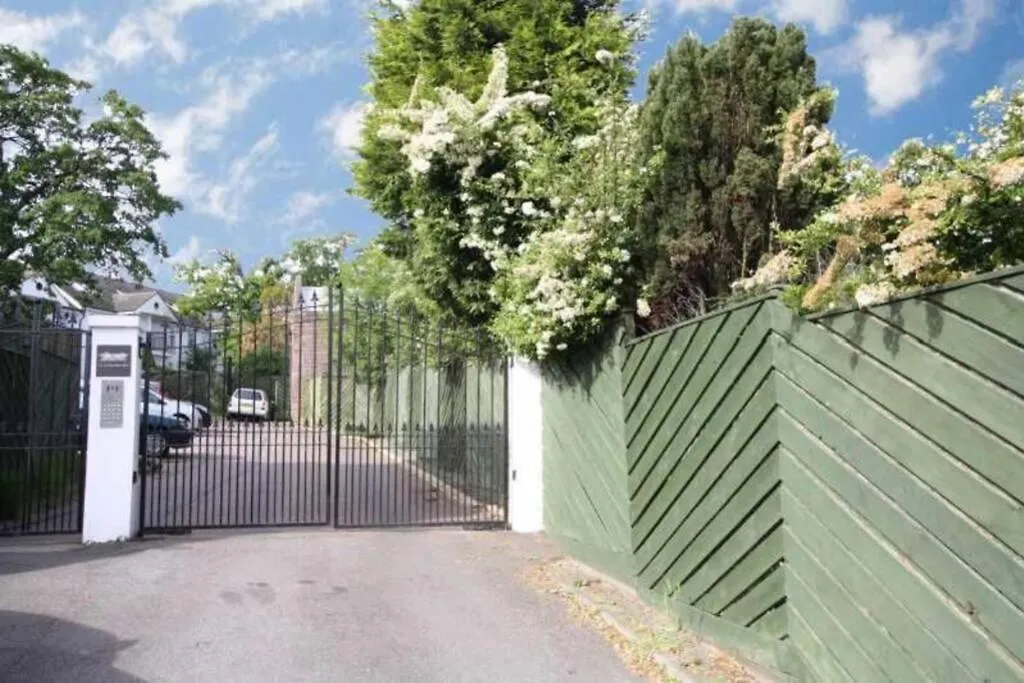 Spacious 2 Bed In Gated Community Up To 6 Guests Apartment London
