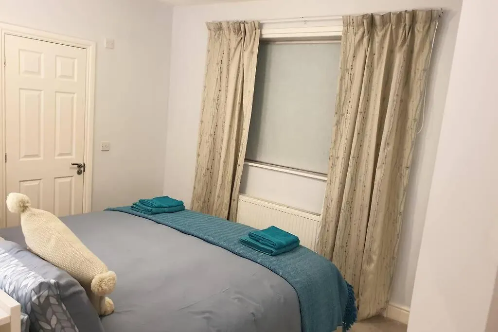 Spacious 2 Bed In Gated Community Up To 6 Guests Apartment London