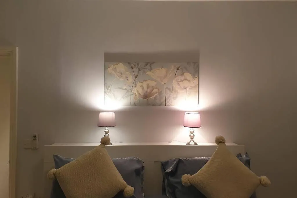Spacious 2 Bed In Gated Community Up To 6 Guests Apartment London
