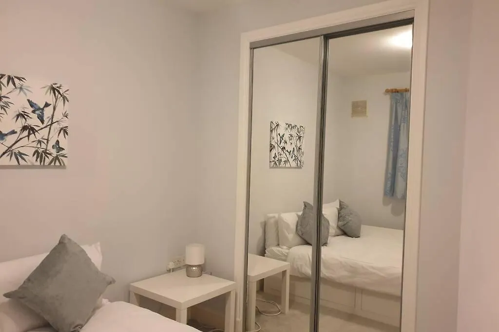 Spacious 2 Bed In Gated Community Up To 6 Guests Apartment London 0*,