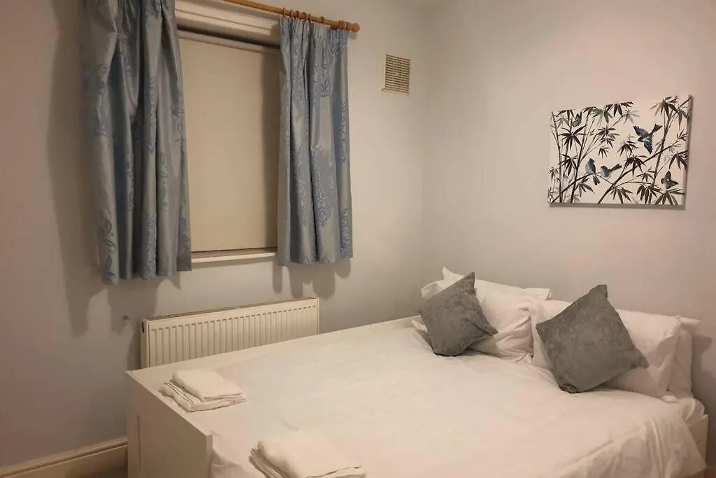 Spacious 2 Bed In Gated Community Up To 6 Guests Apartment London United Kingdom