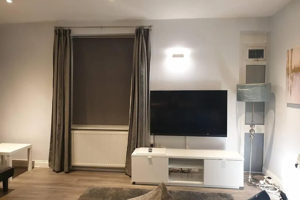 Spacious 2 Bed In Gated Community Up To 6 Guests Apartment London