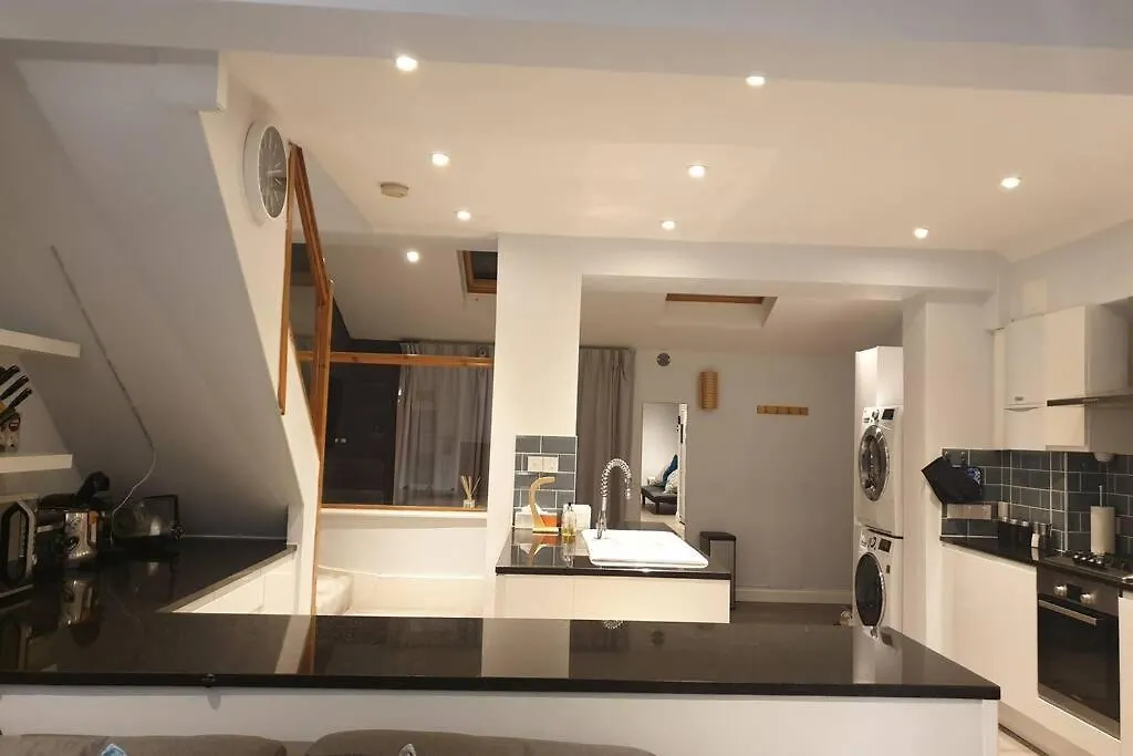 Spacious 2 Bed In Gated Community Up To 6 Guests Apartment London