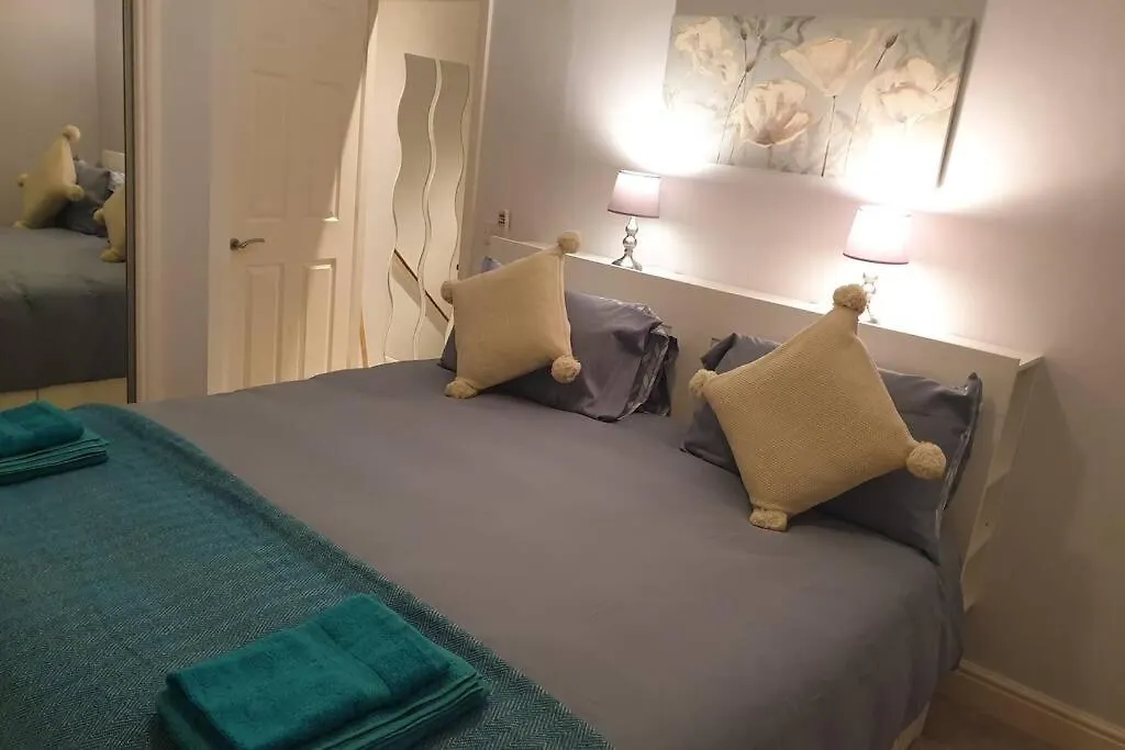 Spacious 2 Bed In Gated Community Up To 6 Guests Apartment London