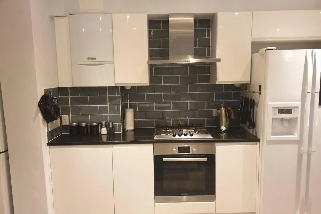 Spacious 2 Bed In Gated Community Up To 6 Guests Apartment London