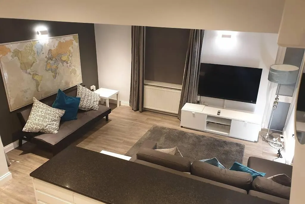 Spacious 2 Bed In Gated Community Up To 6 Guests Apartment London