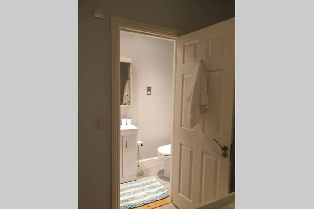 Spacious 2 Bed In Gated Community Up To 6 Guests Apartment London