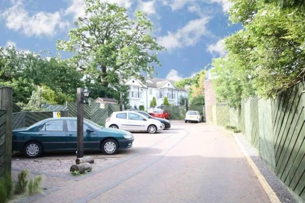Spacious 2 Bed In Gated Community Up To 6 Guests Apartment London
